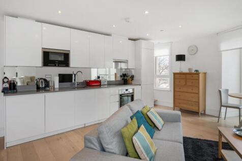 St. Luke's Avenue, 
Clapham North, SW4