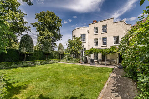 Upper Ham Road, Ham Common, TW10