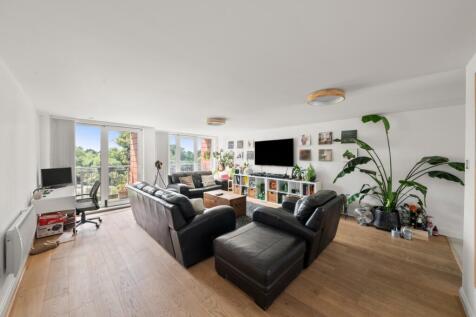 Holland Gardens, Brentford, TW8