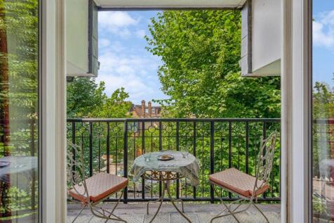 Willow Avenue, 
Barnes, SW13