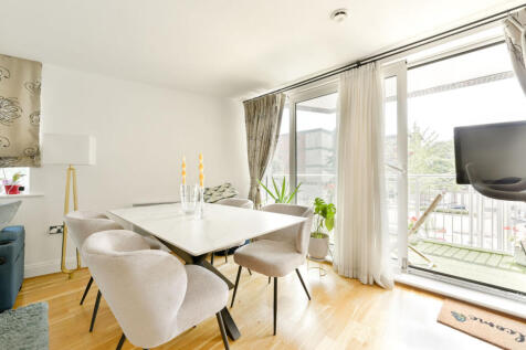 Holland Gardens, Brentford, TW8