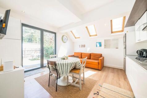 Silver Crescent, Chiswick