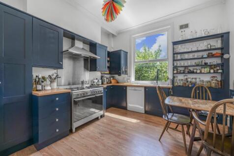 Hartham Road, 
Holloway, N7