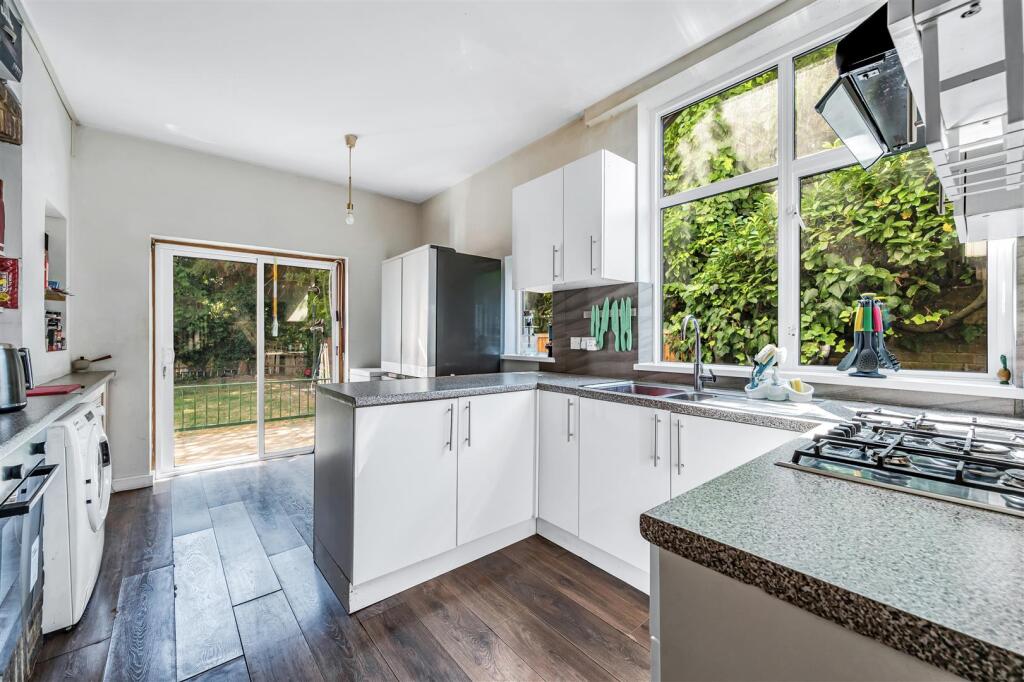Evelyn Grove, W5