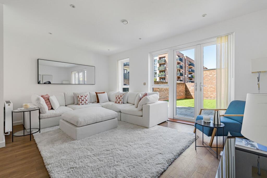 Reynard Way, 
Brentford, TW8