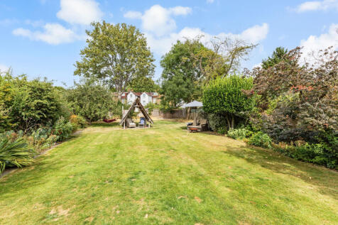 Wellesley Crescent, Twickenham, TW2
