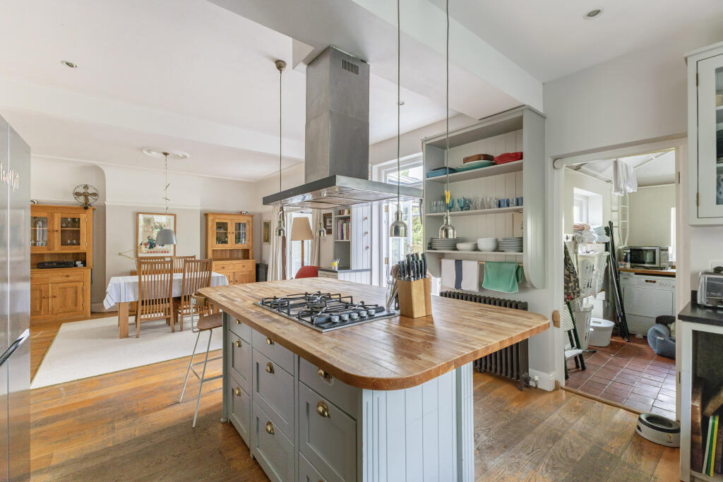 Wellesley Crescent, Twickenham, TW2