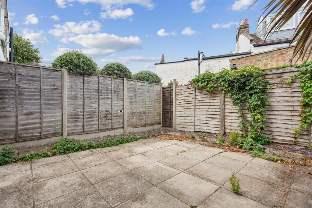 St. Albans Avenue, London, W4
