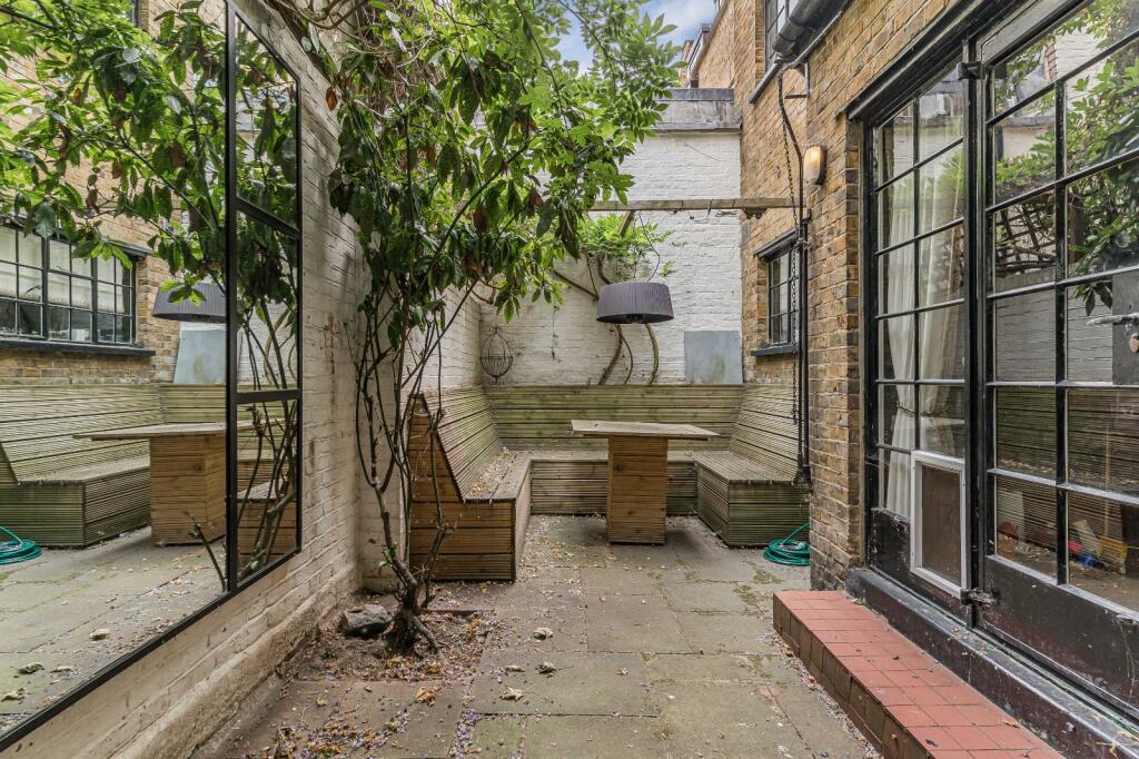 Hyde Park Gardens Mews, London, W2
