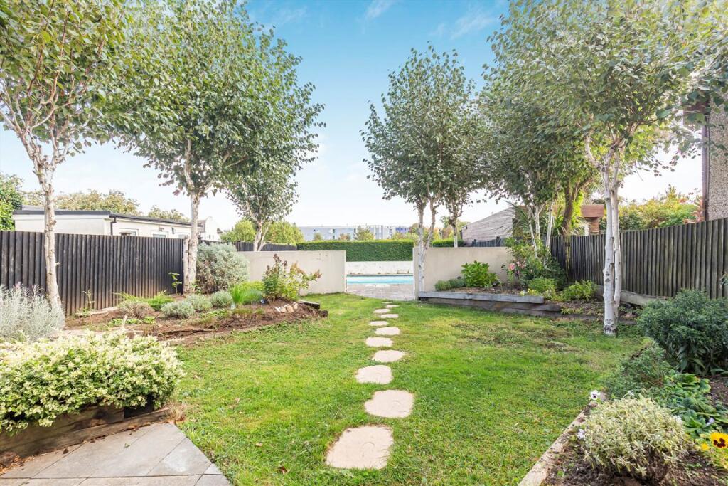 Oaklands Avenue, Isleworth