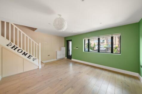 Golden Manor Gardens, Hanwell, London, W7 3EE