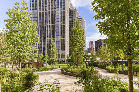  Stunning large two double bedroom 2 bathroom apartment on the 9th Floor