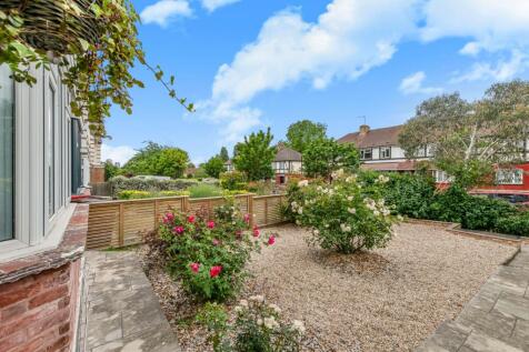 Lionel Road North, 
Brentford, TW8