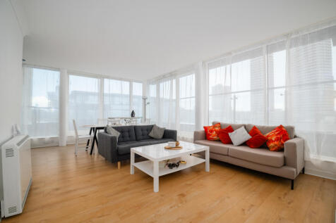 Boardwalk Place, London, E14