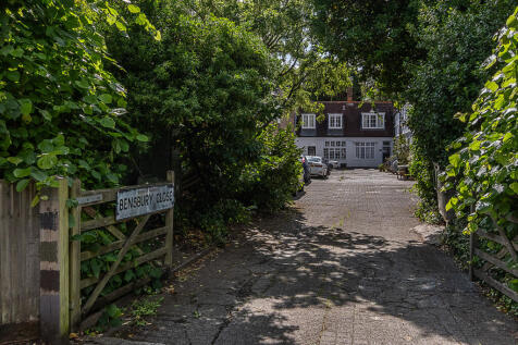 Bensbury Close, London, SW15