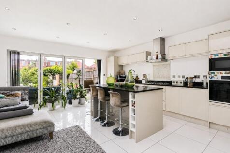 Highland Avenue, Hanwell, W7