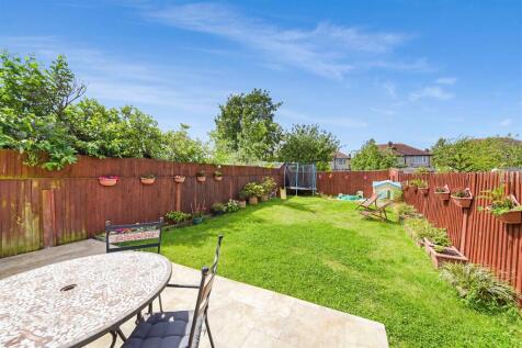 Hillcross Avenue, Morden