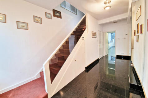 West Avenue, NW4