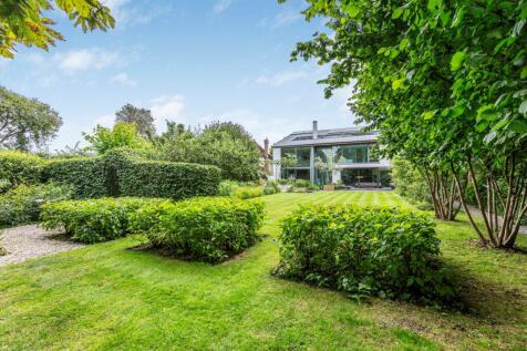 Roedean Crescent, London, SW15