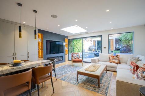 Stroud Crescent, London, SW15
