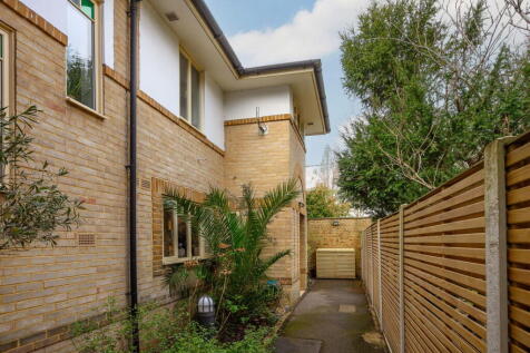 Oak Park Gardens, London, SW19 6AR