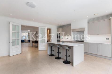 Barrons Chase, London, TW10
