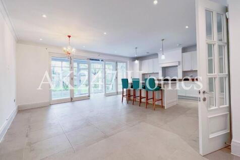 Barrons Chase, London, TW10