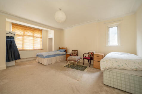 Gunnersbury Avenue, Ealing, W5
