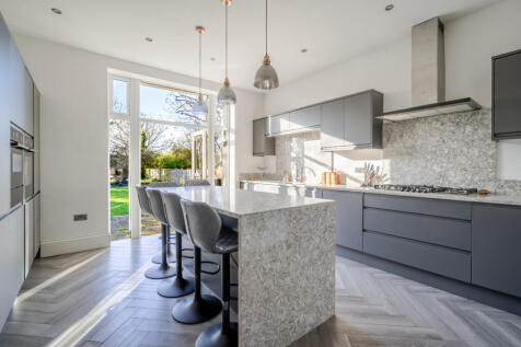 Gunnersbury Avenue, London, W5
