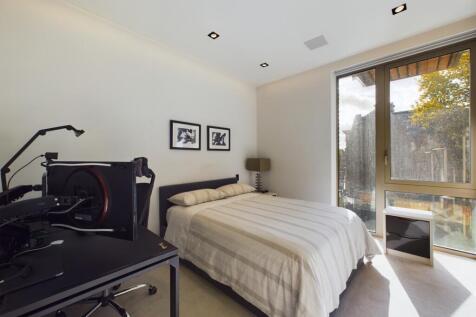 Chatsworth House, 
Duchess Walk, SE1