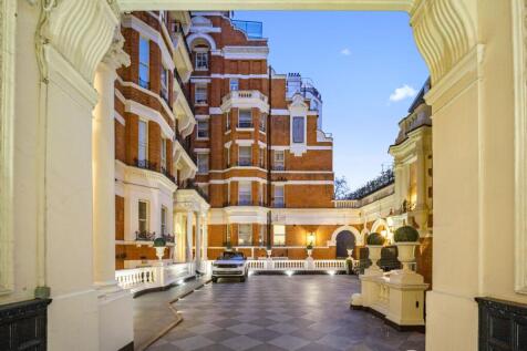 Knightsbridge, Wellington Court, SW1X