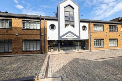 Clyde Square, Paisley Court, E14
