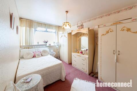Carron Close, London, E14