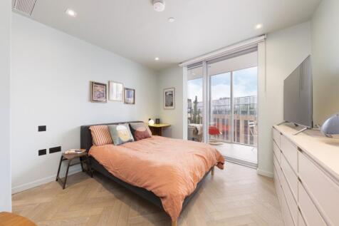 L-001213, 4 Circus Road West, Battersea